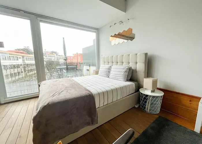 Nip | Center Near Sights *