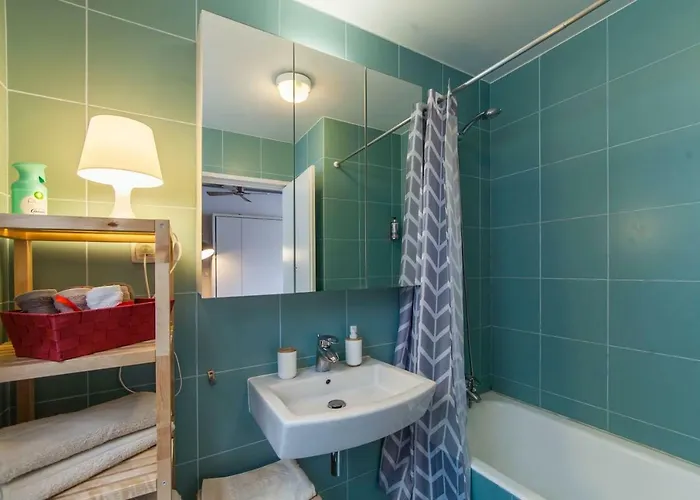 Nip | Center Near Sights * بورتو